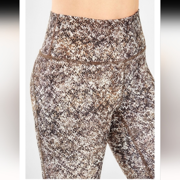 🆕Fabletics Define PowerHold High-Waist 7/8 Leggings Serpentine Print Size Small - Picture 4 of 14